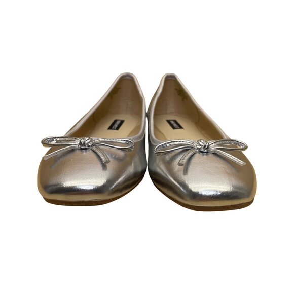 Nine West Women’s Silver Metallic Bow Accent Tootsy 3 Ballet Flats Size 7.5 - Picture 2 of 9